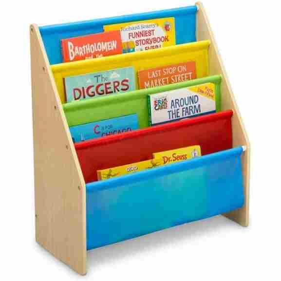 Houten boekenrek met 4 rijen opbergvakken van stof in vrolijke kleuren
