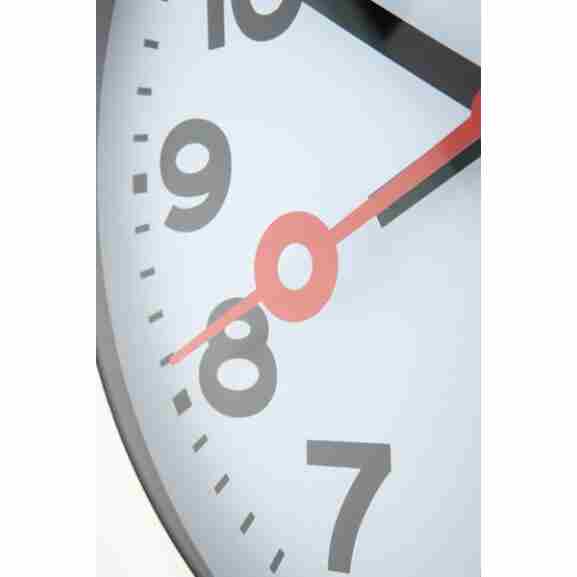 Nextime Station klok met witte wijzerplaat en aluminium rand