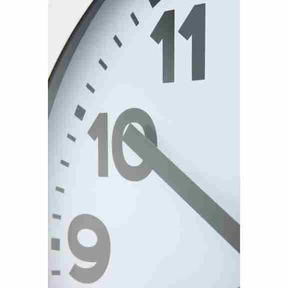 Nextime Station klok met witte wijzerplaat en aluminium rand
