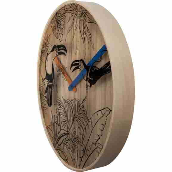 Bruine houten klok met tropische vogels en kleurrijke wijzers