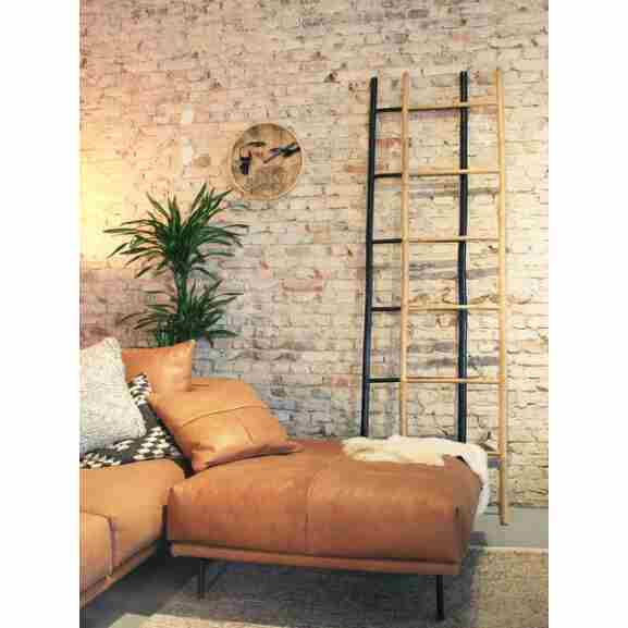 Bruine houten klok met tropische vogels en kleurrijke wijzers