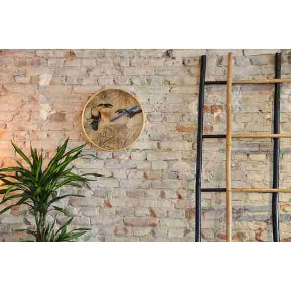 Tropische vogels en kleurrijke wijzers op een bruine houten klok