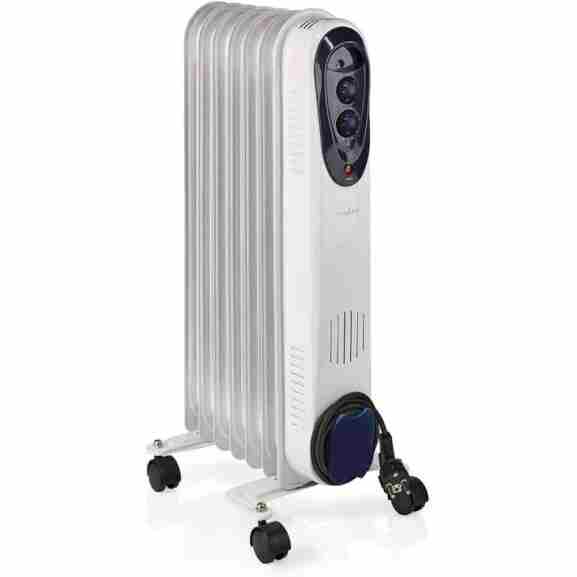 Zijaanzicht van Nedis Htoi30Wt7 olieradiator in wit, toont de mobiele wielen