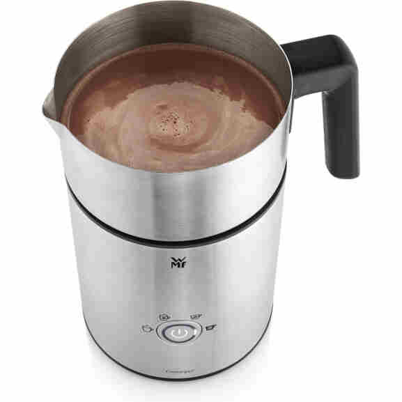 Vooraanzicht van WMF Lono melk-chocolade opschuimer in gebruik, rvs