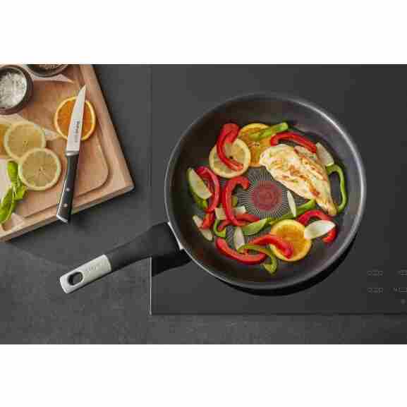 Close-up van de Thermo-Spot warmte-indicator op de Tefal Unlimited koekenpan die rood wordt bij optimale baktemperatuur