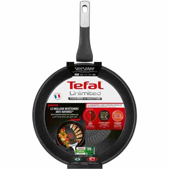Tefal Unlimited zwarte koekenpan 24 cm in gebruik met metalen spatel, toont de krasbestendige Titanium anti-aanbaklaag in