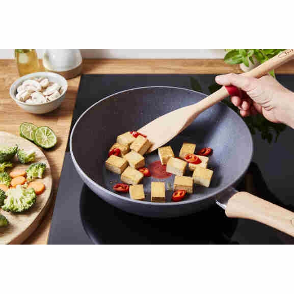 Grijze Tefal Natural Force Wokpan met Mineralia + coating
