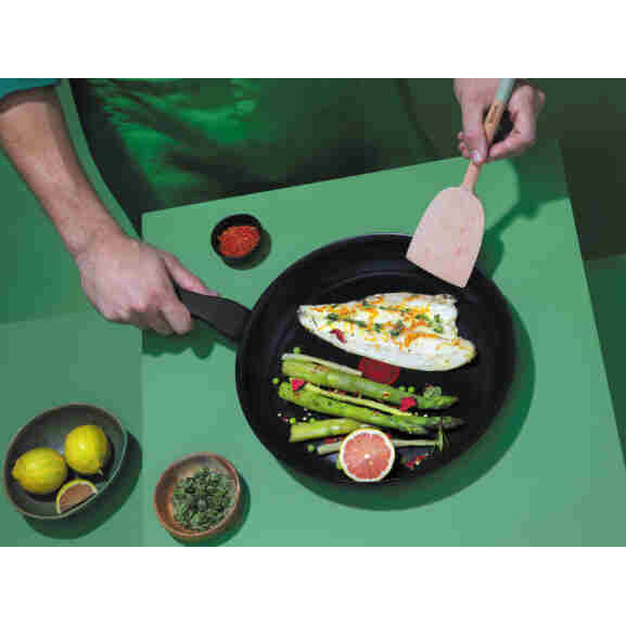 Tefal Renew Black koekenpan bovenaanzicht, toont de zwarte keramische anti-aanbaklaag en Thermo-Spot warmte-indicator in het
