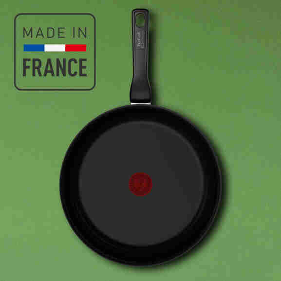 Tefal Renew Black koekenpan in moderne keukenomgeving, hangt aan keukenrek en toont het minimalistische zwarte ontwerp