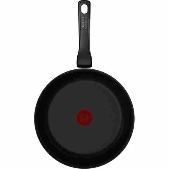 Tefal Renew Black 24 cm koekenpan in gebruik op inductiekookplaat, demonstreert de gelijkmatige warmteverdeling en