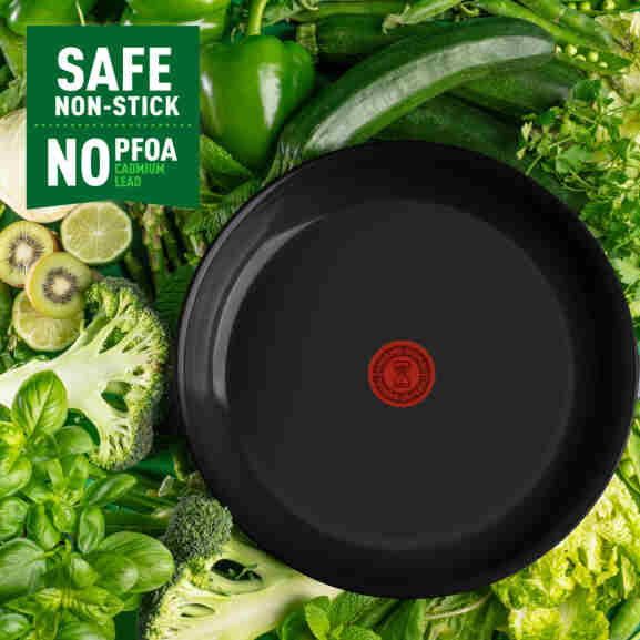 Tefal Renew Black koekenpan 24 cm met focus op milieuvriendelijke keramische coating zonder PFOA en duurzaam productieproces
