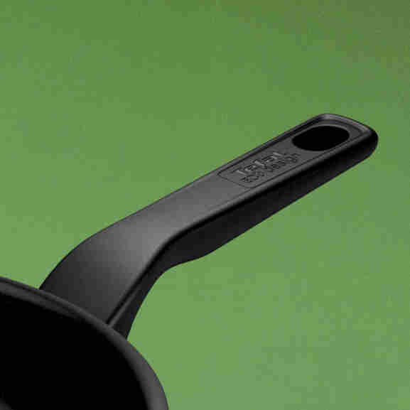 Verpakking van Tefal Renew Black koekenpan 24 cm met productspecificaties, garantie-informatie en eco-design kenmerken