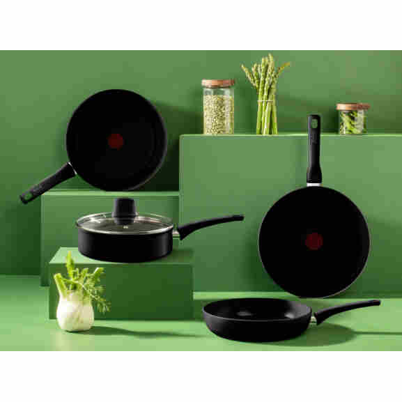 Diagram van Tefal Renew Black koekenpan 24 cm met aanduiding van afmetingen, materialen en speciale kenmerken zoals de
