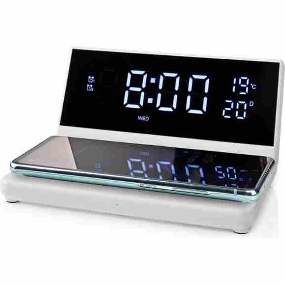Nedis Wcacq20Wt 3-in-1-wekker met witte led-klok en gaatje voor stroomkabel