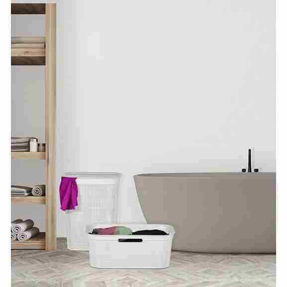 Rotho wasmand Brisen 41L wit met flexibel materiaal en ergonomisch ontwerp, perfect voor dagelijks gebruik en veilig transport