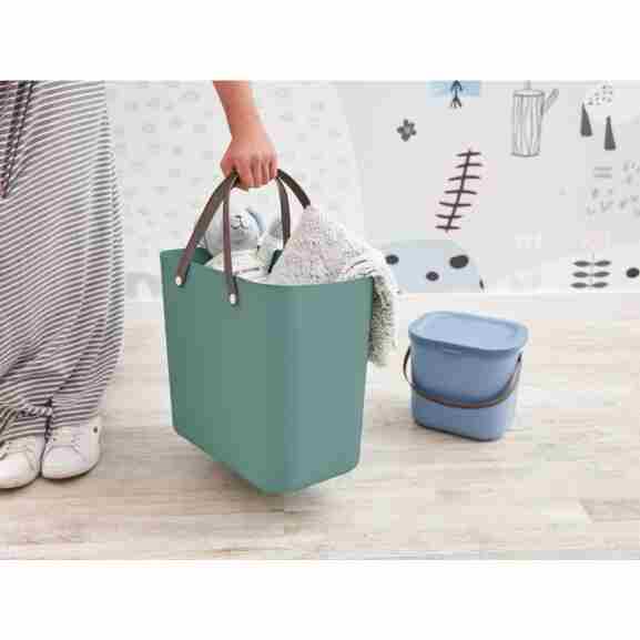 Stapelbare Rotho Albula 25L opbergbox mistletoe groen met comfortabele handgrepen, ideaal voor elke kamer in huis