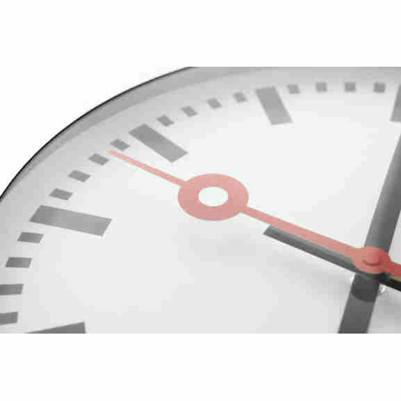 NeXtime Station wandklok met traditioneel ontwerp en aluminium rand