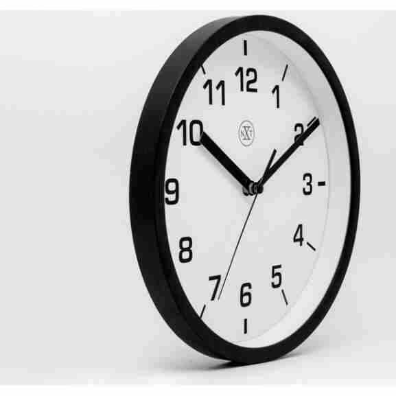 Nextime Nx-7321Zw zwarte kunststof wandklok met witte wijzerplaat en arabische cijfers