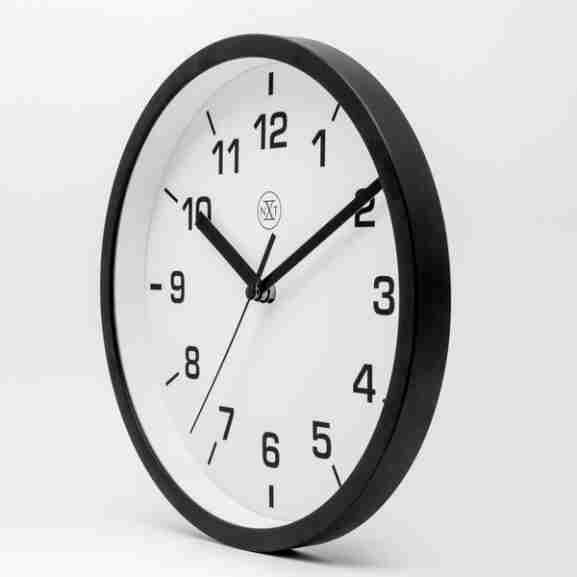 Nextime Nx-7321Zw zwarte kunststof wandklok met glijdende secondewijzer