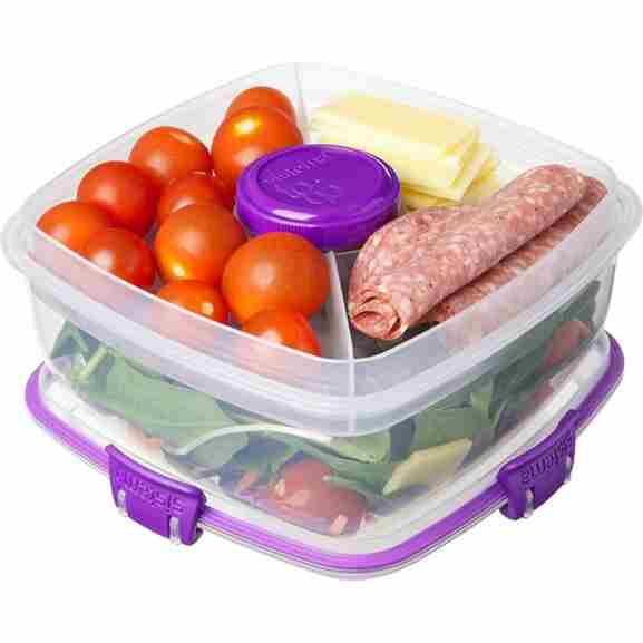 Transparant Sistema To Go saladebox met gescheiden vakken, dressingpotje en geïntegreerd bestek voor een verse salade onderweg